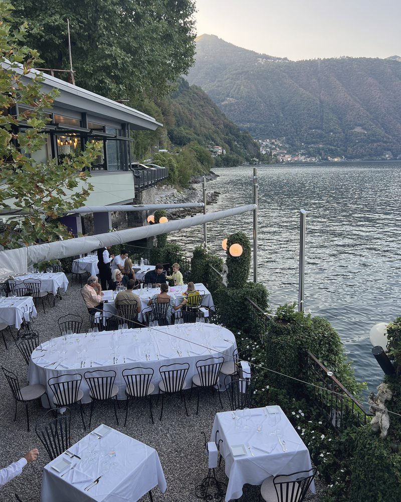 Restaurantterrasse mit weiss gedeckten Tischen direkt am See